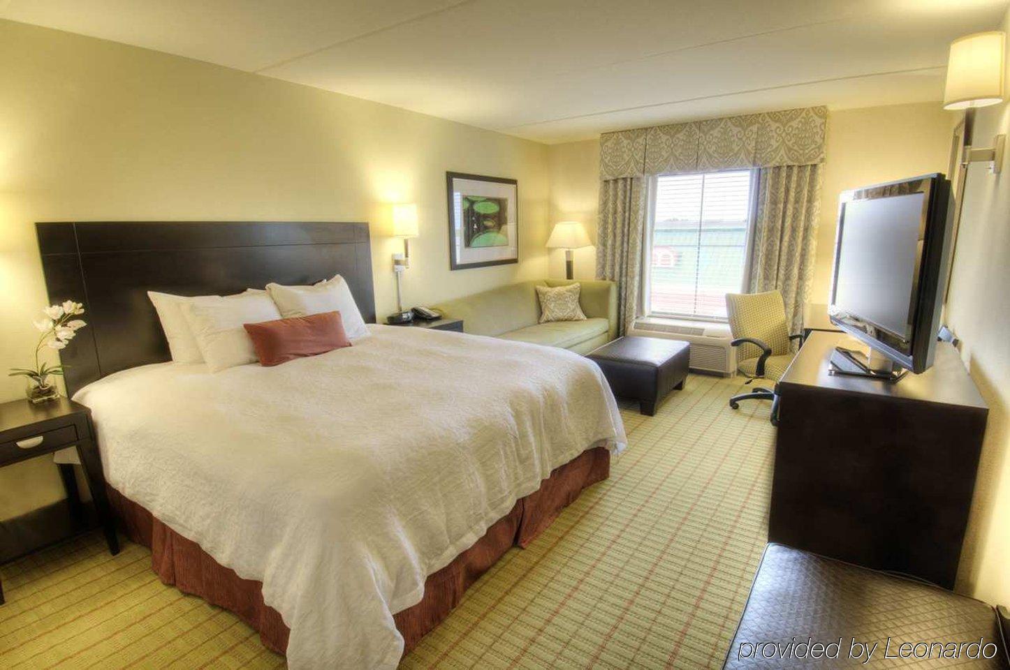Hampton Inn & Suites Gainesville Downtown Room photo